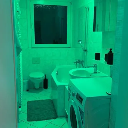 Am See/ Mit Einem Schlafzimmer, Kuche & Balkon 아파트