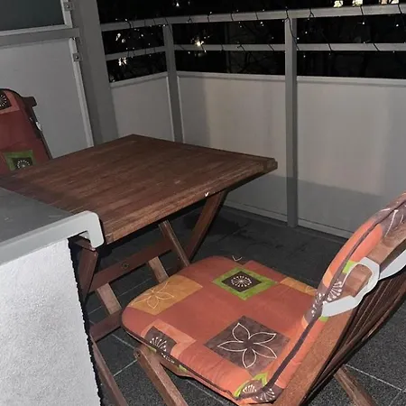 Am See/ Mit Einem Schlafzimmer, Kuche & Balkon 아파트