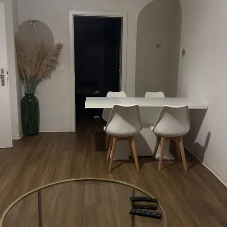 Am See/ Mit Einem Schlafzimmer, Kuche & Balkon 아파트 *